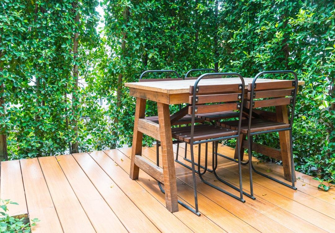 terraza de césped artificial y madera