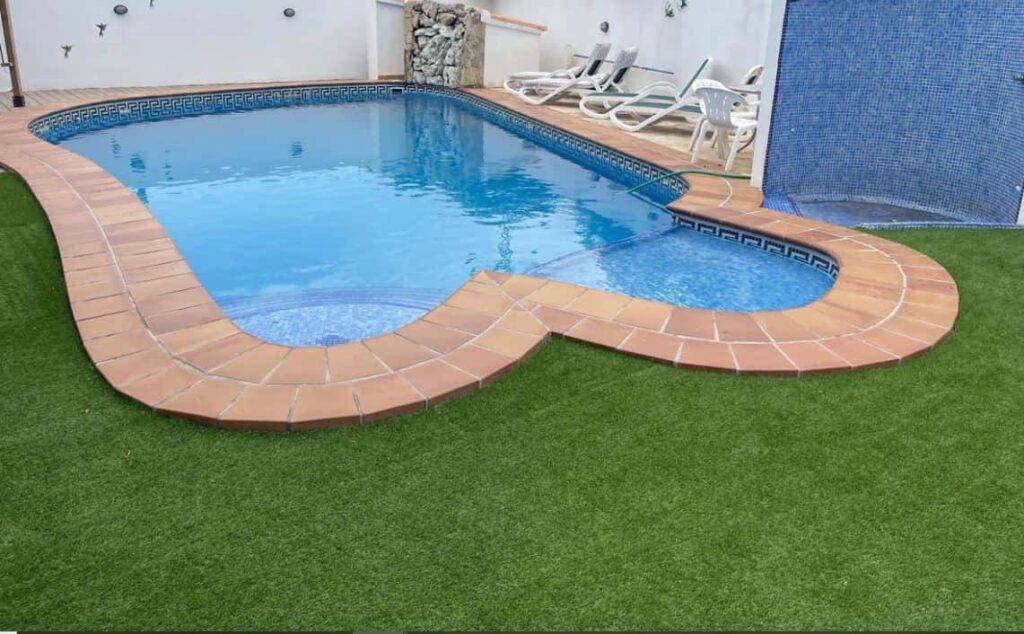cesped artificial para piscinas
