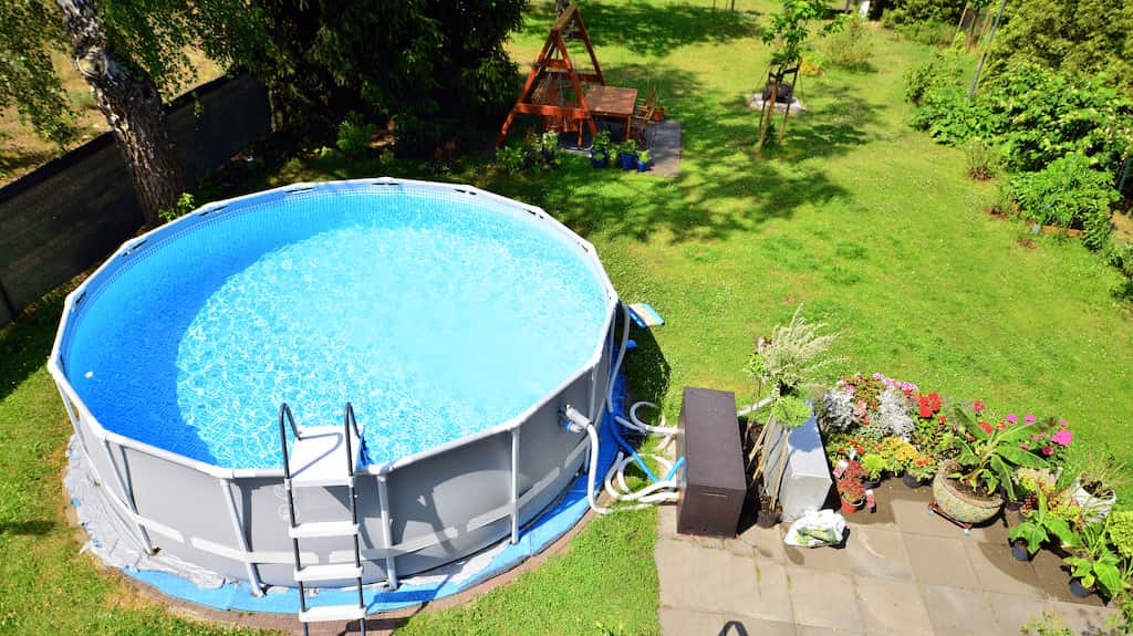 piscina sobre cesped