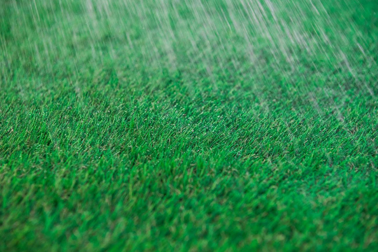 cesped artificial cuando llueve